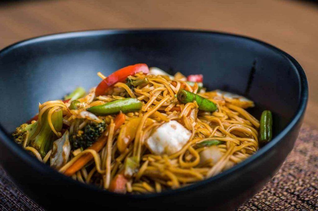 El Lomein de Yao es un plato clásico de fideos salteados al wok con vegetales frescos y salsa oriental ligera.